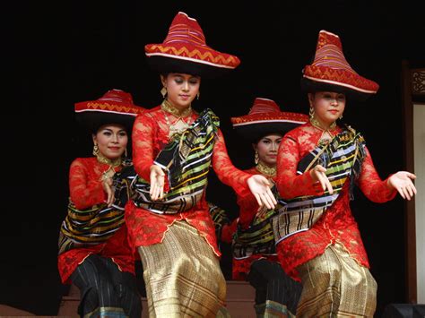 tari pergaulan merupakan salah satu contoh warisan budaya dalam bentuk  Tari gandrung adalah salah satu warisan budaya takbenda Indonesia yang berupa seni pertunjukan tari khas Banyuwangi hingga Lombok yang disajikan dengan iringan musik khas perpaduan budaya Jawa dan Bali